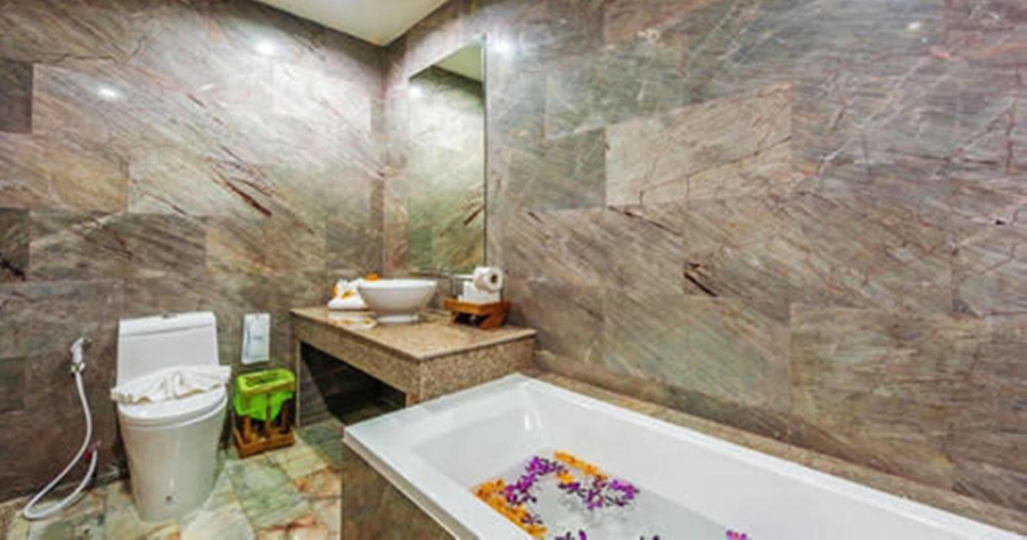 The Windmill Phuket Hotel Rawai Extérieur photo